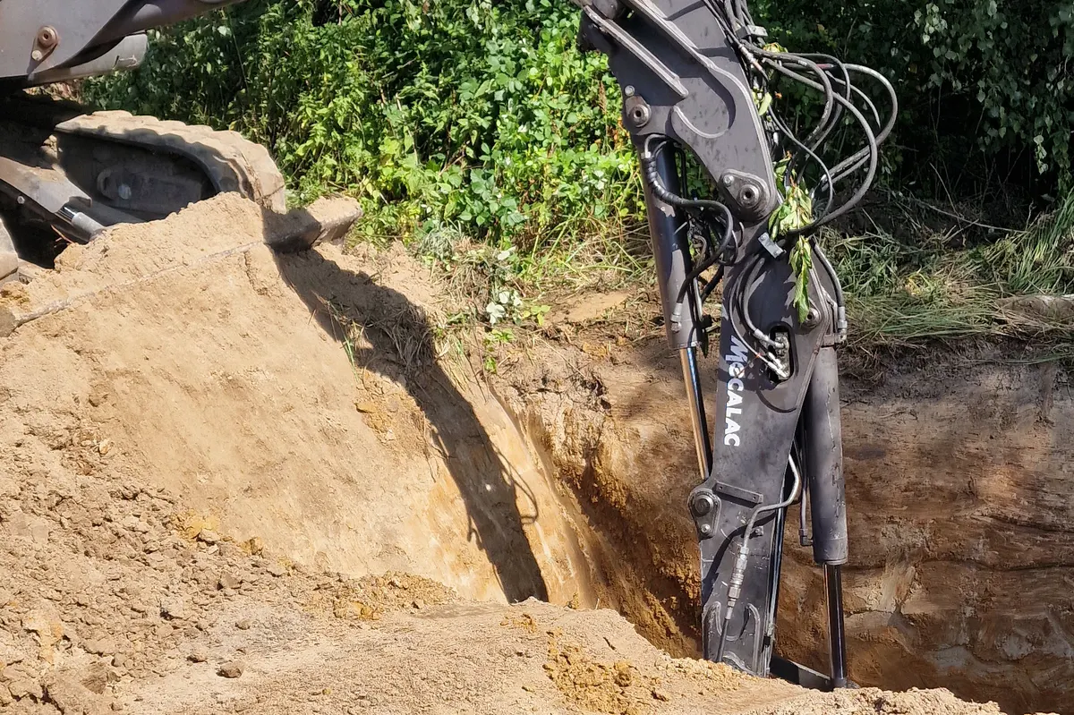 Głęboki wykop z wyprofilowanymi skarpami