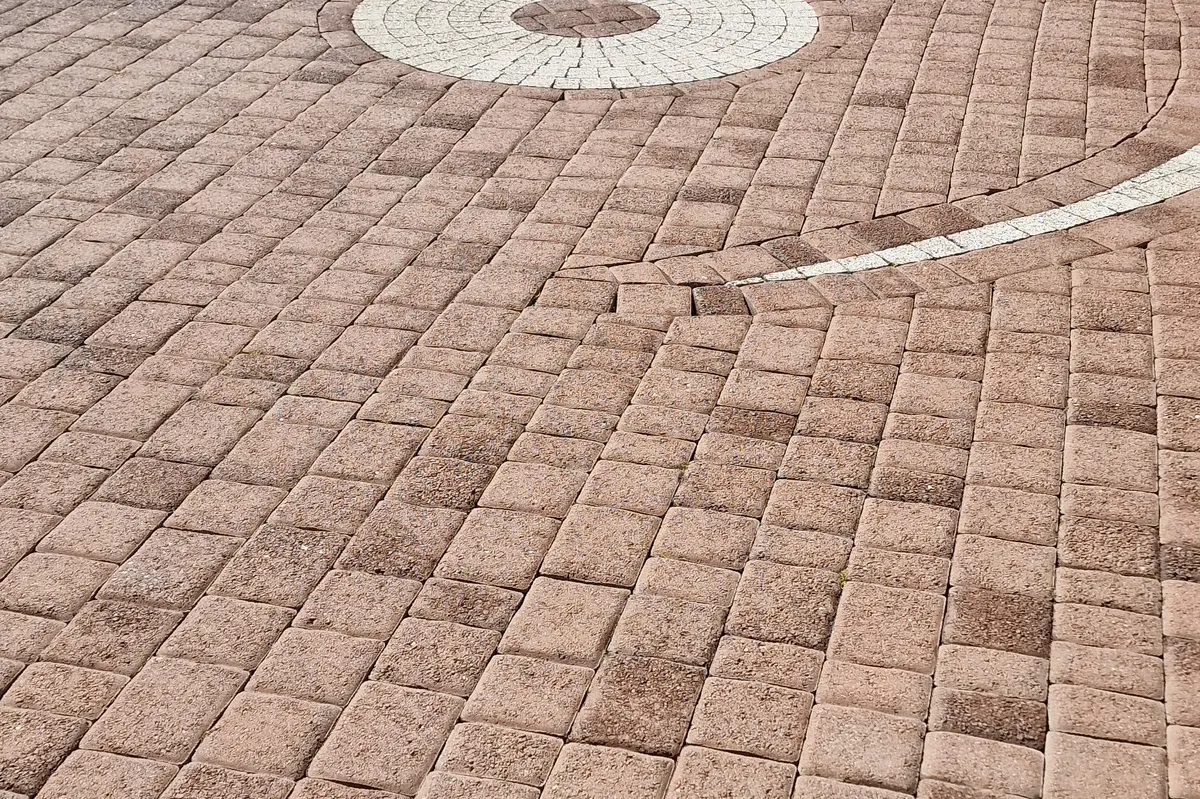 Kostka z ornamentem po umyciu